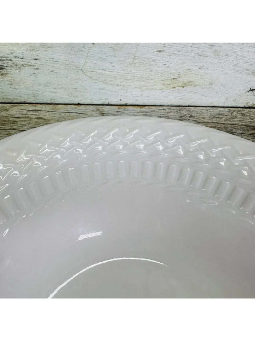Livingquarters LIQ10 White Embossed Basketweave Lines 9